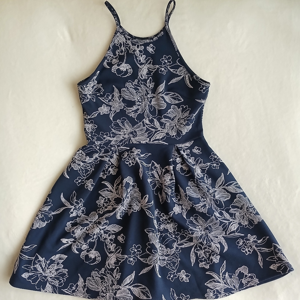 ***Small Hole Damage Soprano dress size m with a small hole Damage